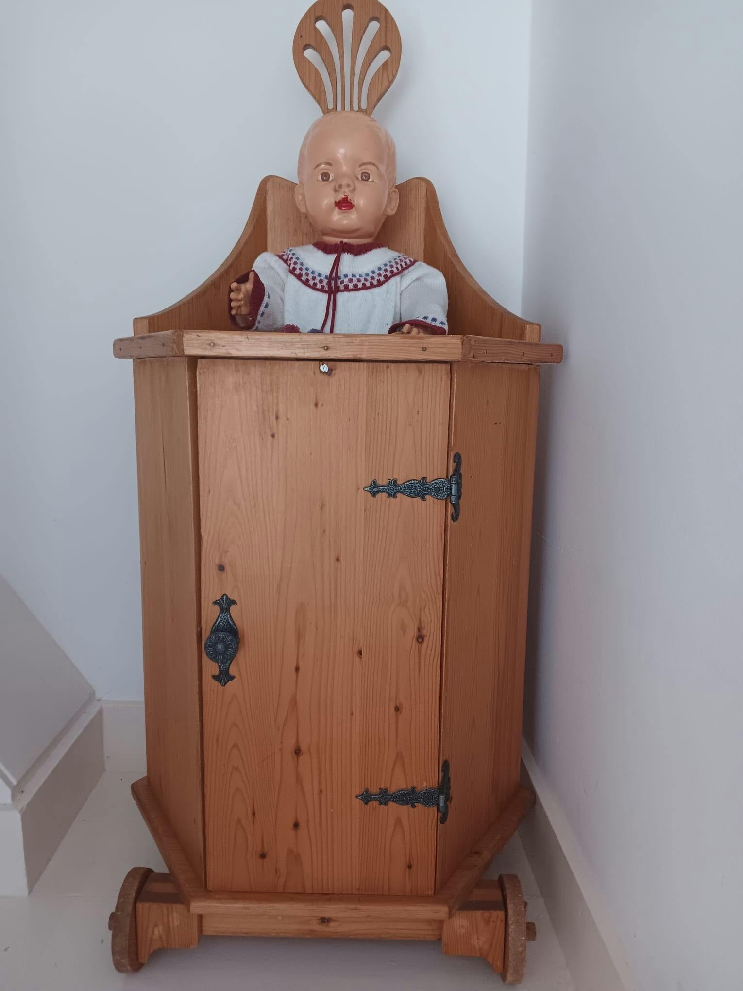 Klassieke houten kinderstoel 