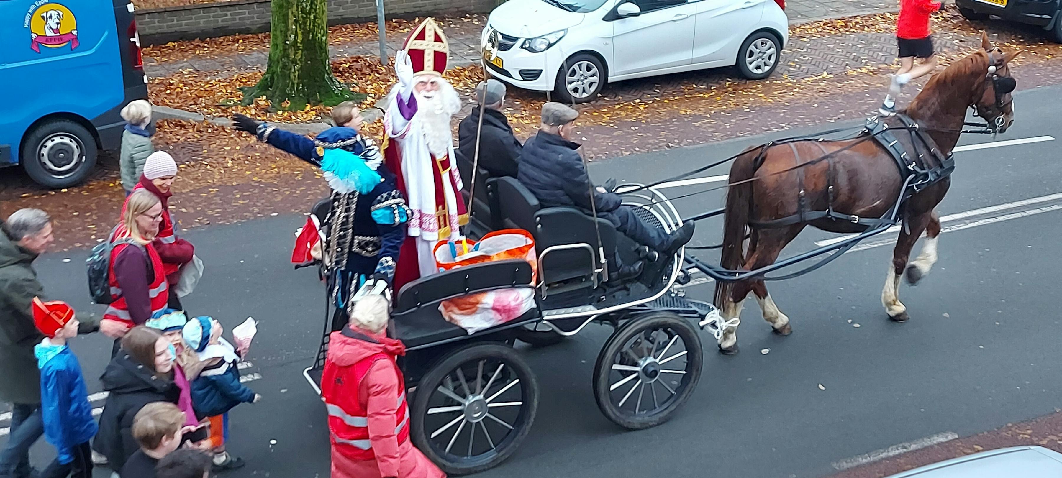 Daar wordt op de deur geklopt......!