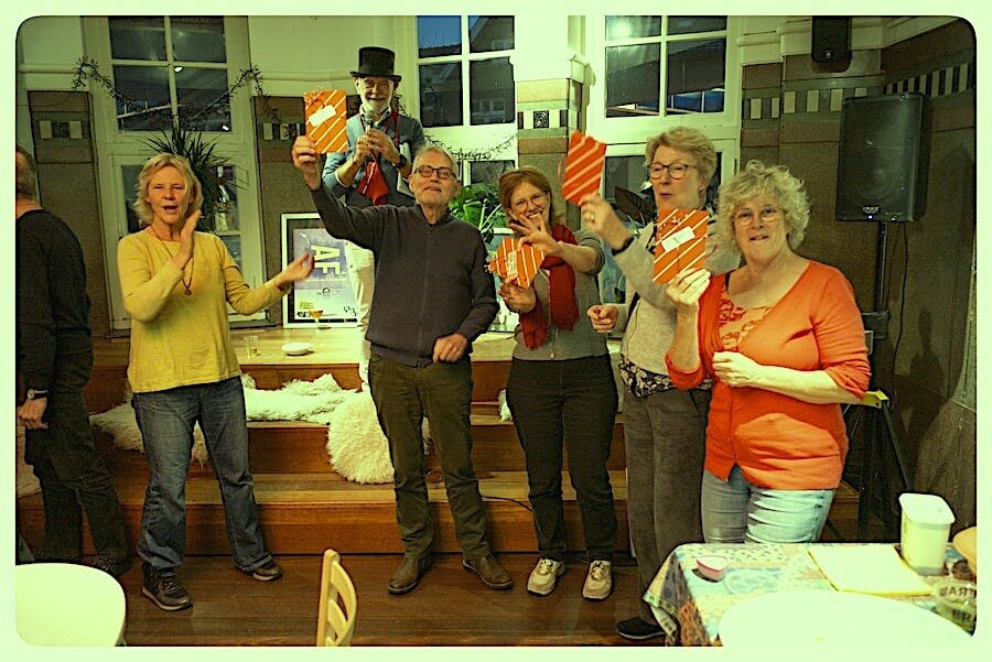 Succesvolle wijkquiz 'Oost op z'n best!' in het Badhuis gewonnen door 'Voorheen de Hippe Kip'