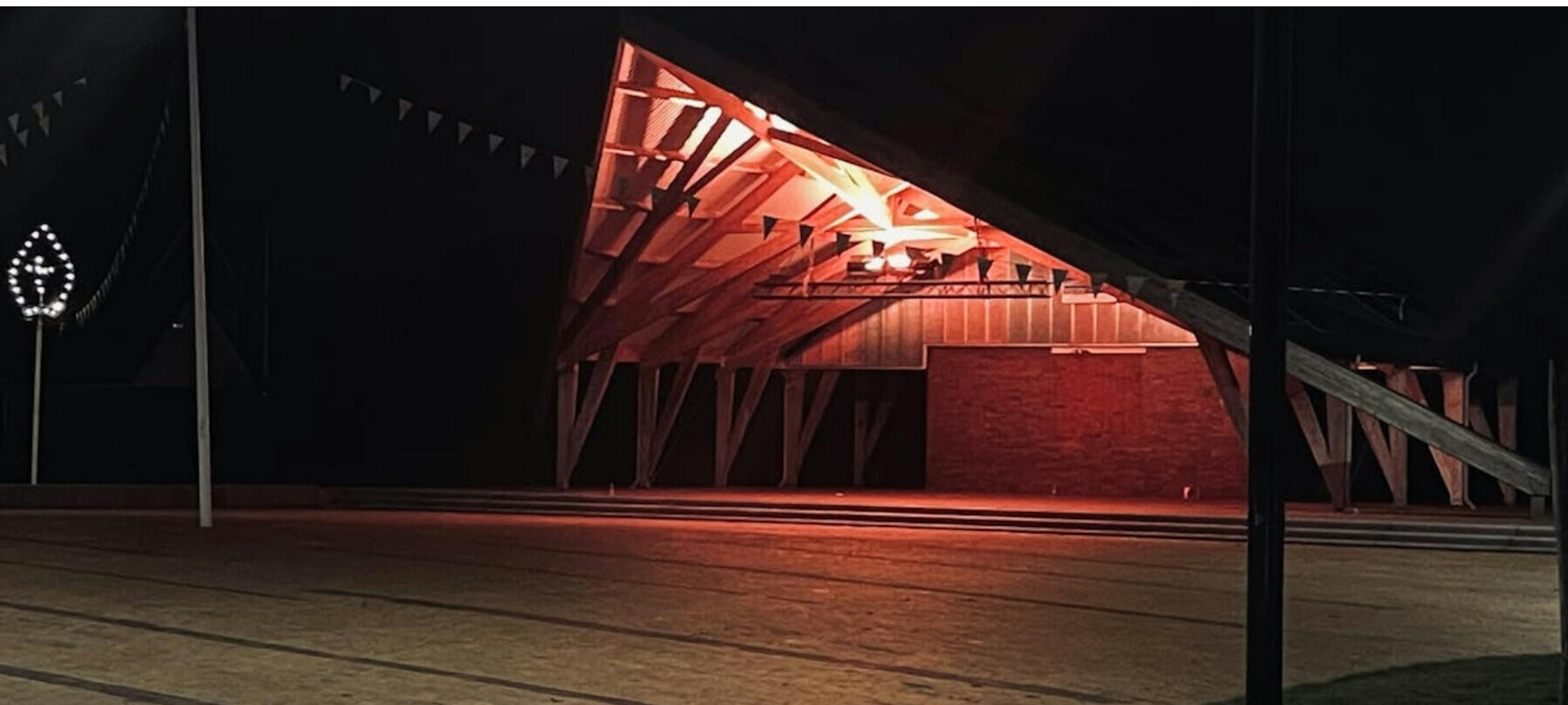 De Koepel in het oranje voor "Orange The World"