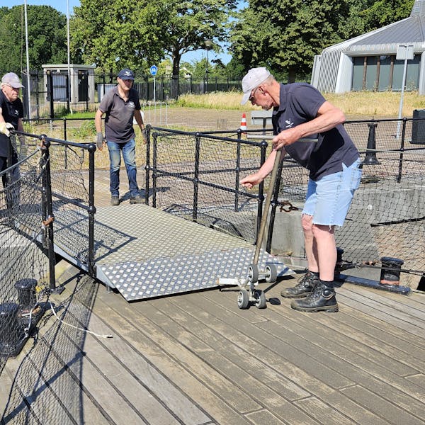 Help historische schepen naar de wal