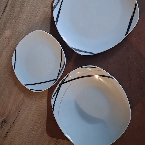 18 delig serviesgoed (6 persoons) €7,50