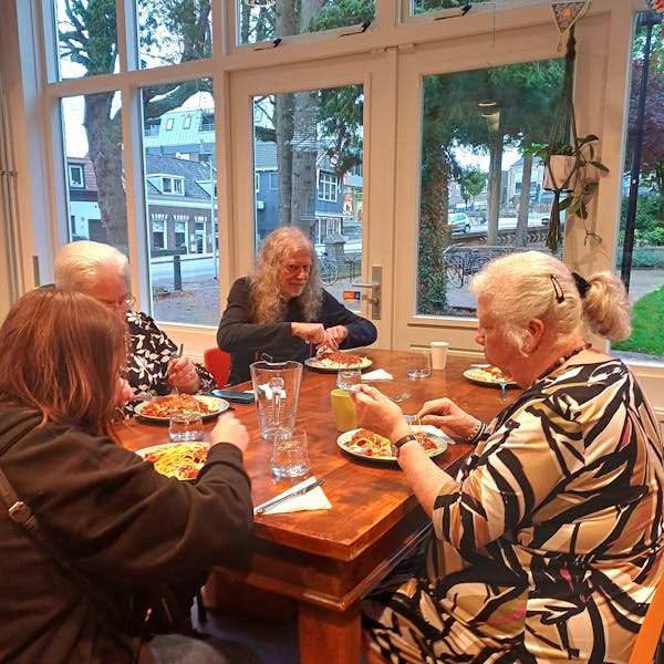 Mee_eten bij de Inloop van Sliedrecht