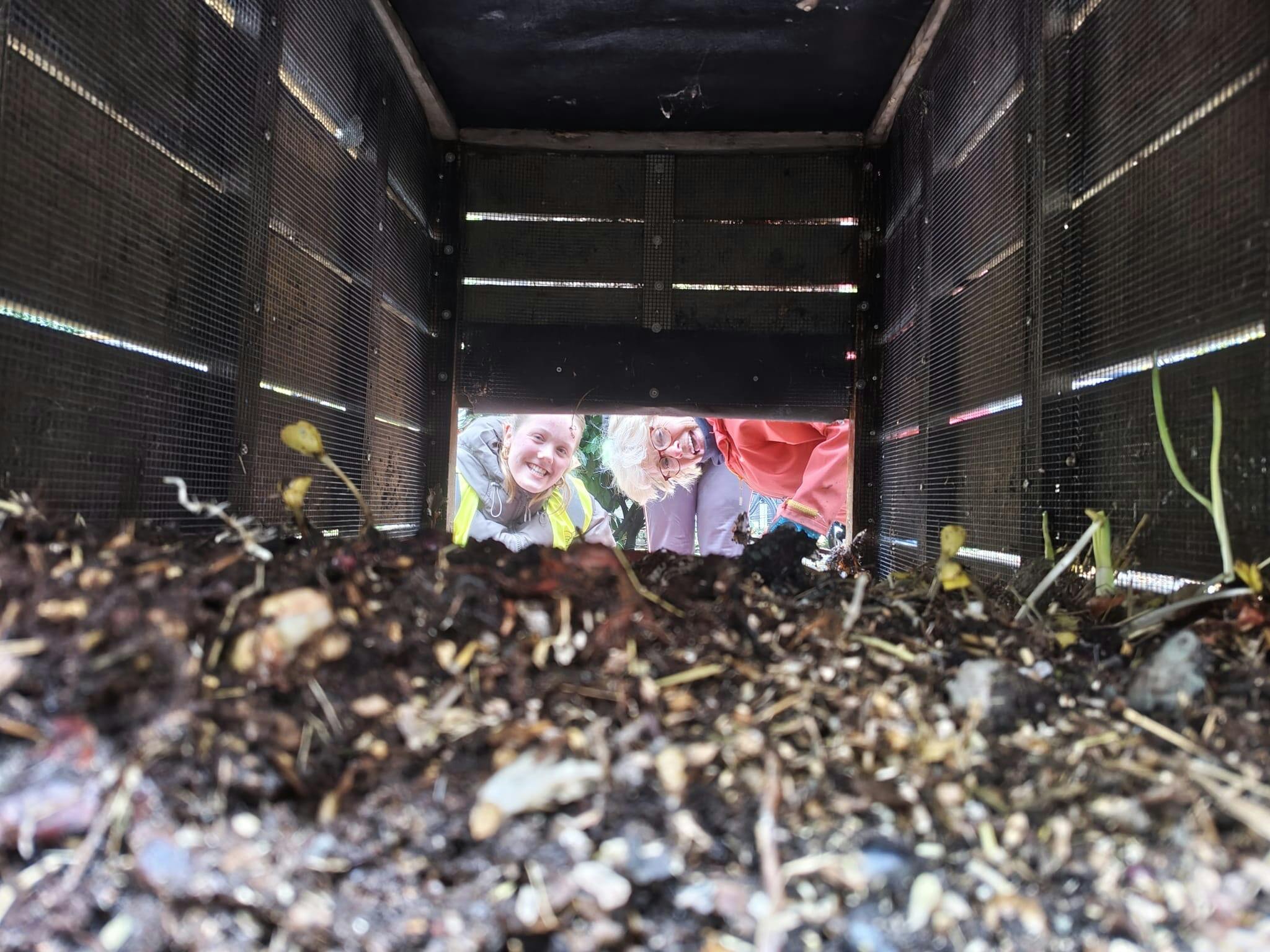 Een drukte van belang. Wat veel wormen! En wat veel straatgenoten die helpen!