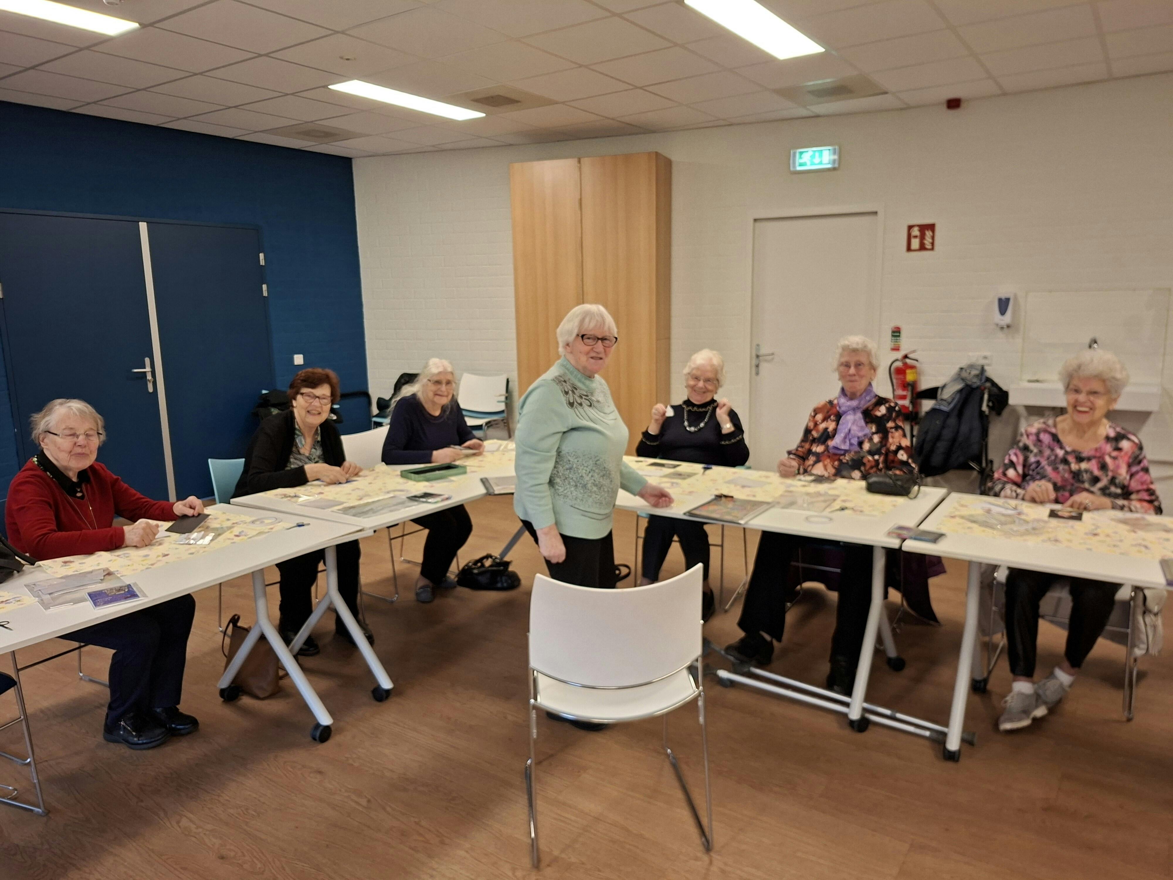 Creatieve kerstkaarten-workshop bij de Zonnebloem afd. Oost.