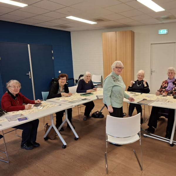 Creatieve kerstkaarten-workshop bij de Zonnebloem afd. Oost.