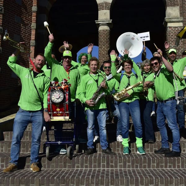 Dweilband Nooit Op Tied zoekt muzikale versterking