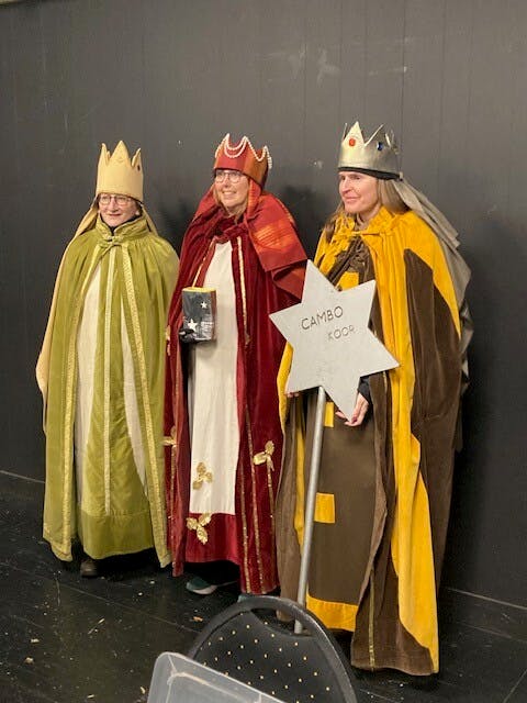 Vrolijke klanken van het Cambo koor aan huis