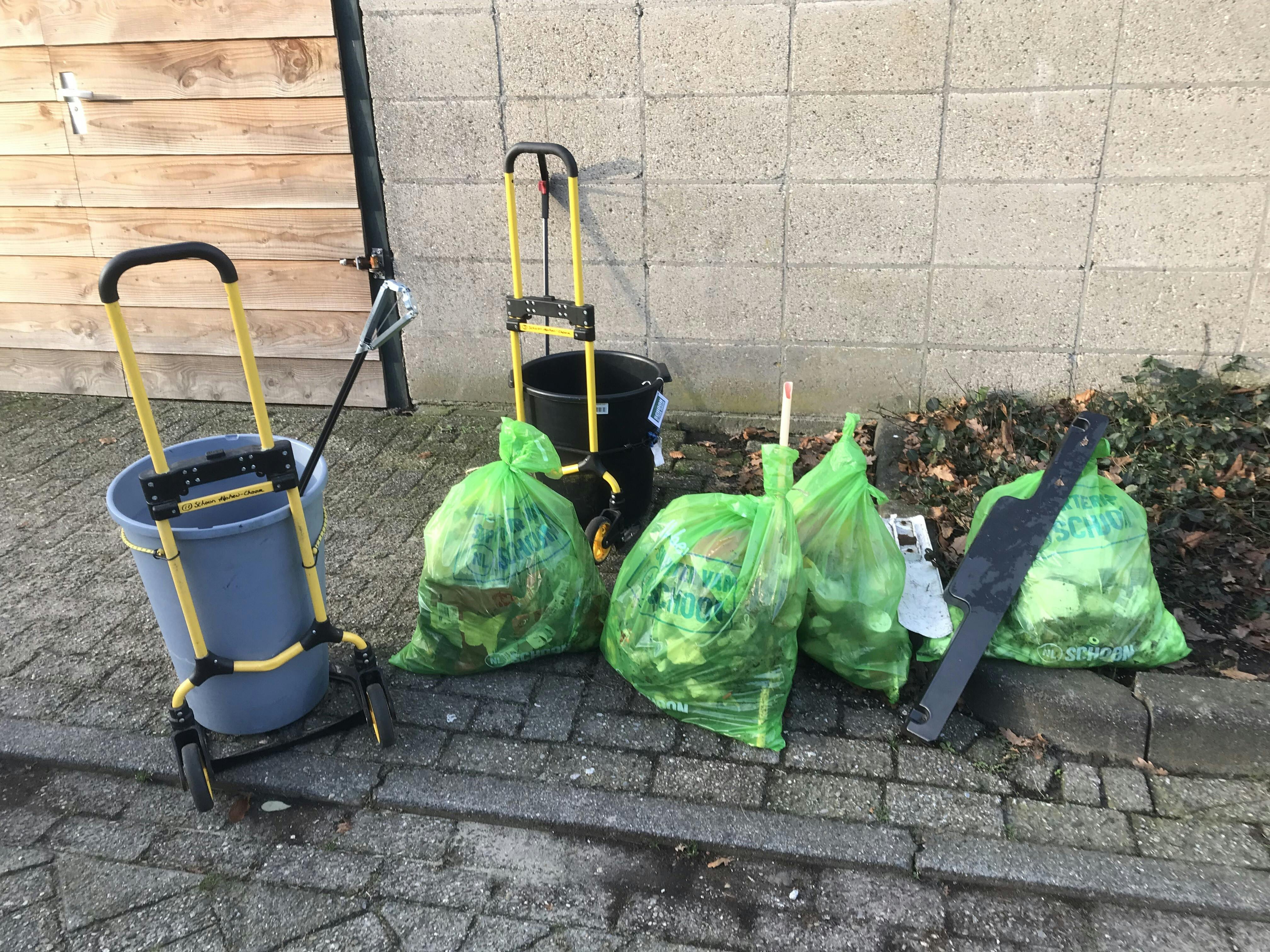 Eerst flesjes en blikjes, nu HONDENPOEP !