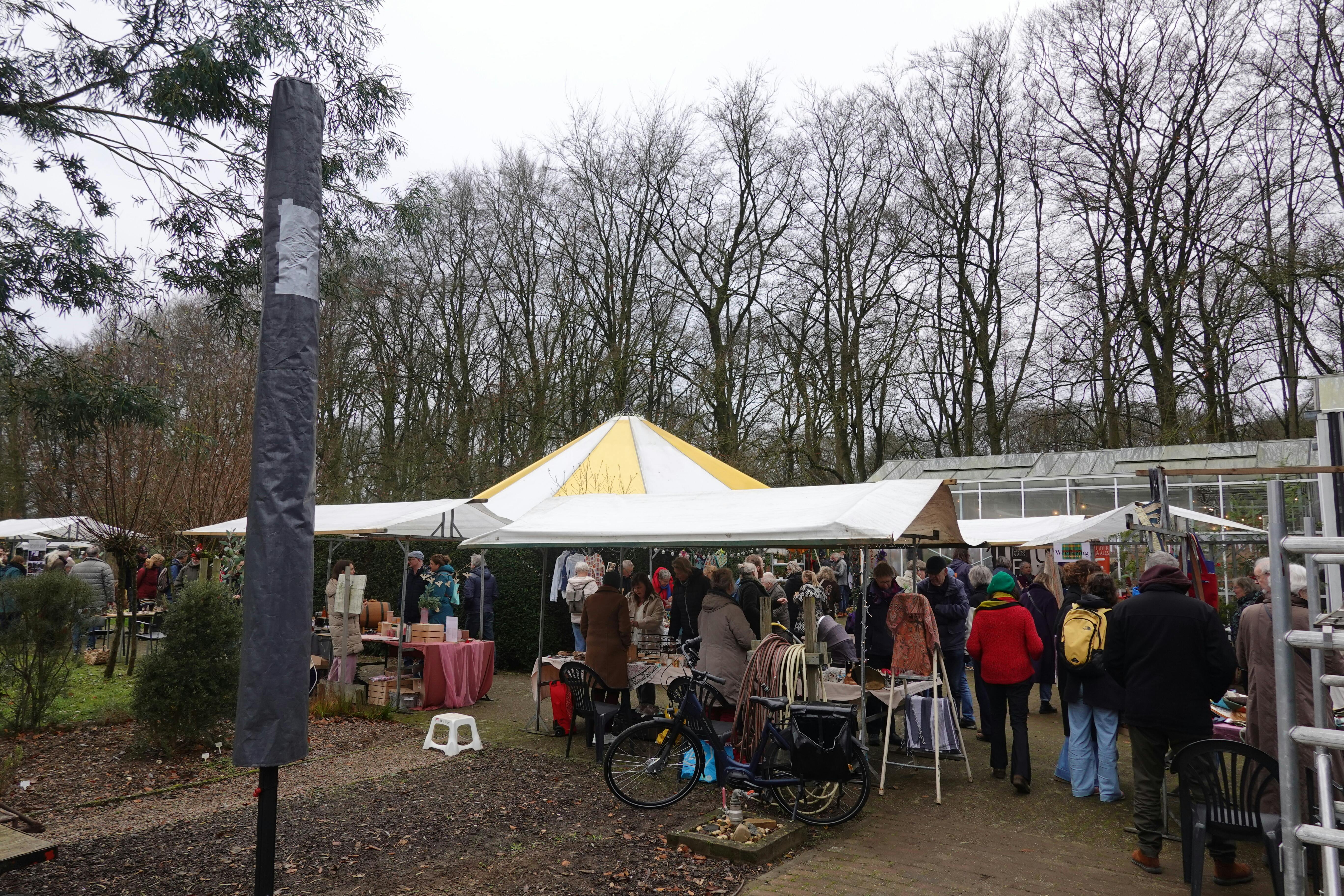 Drukbezochte kerstmarkt in de Hortus 
