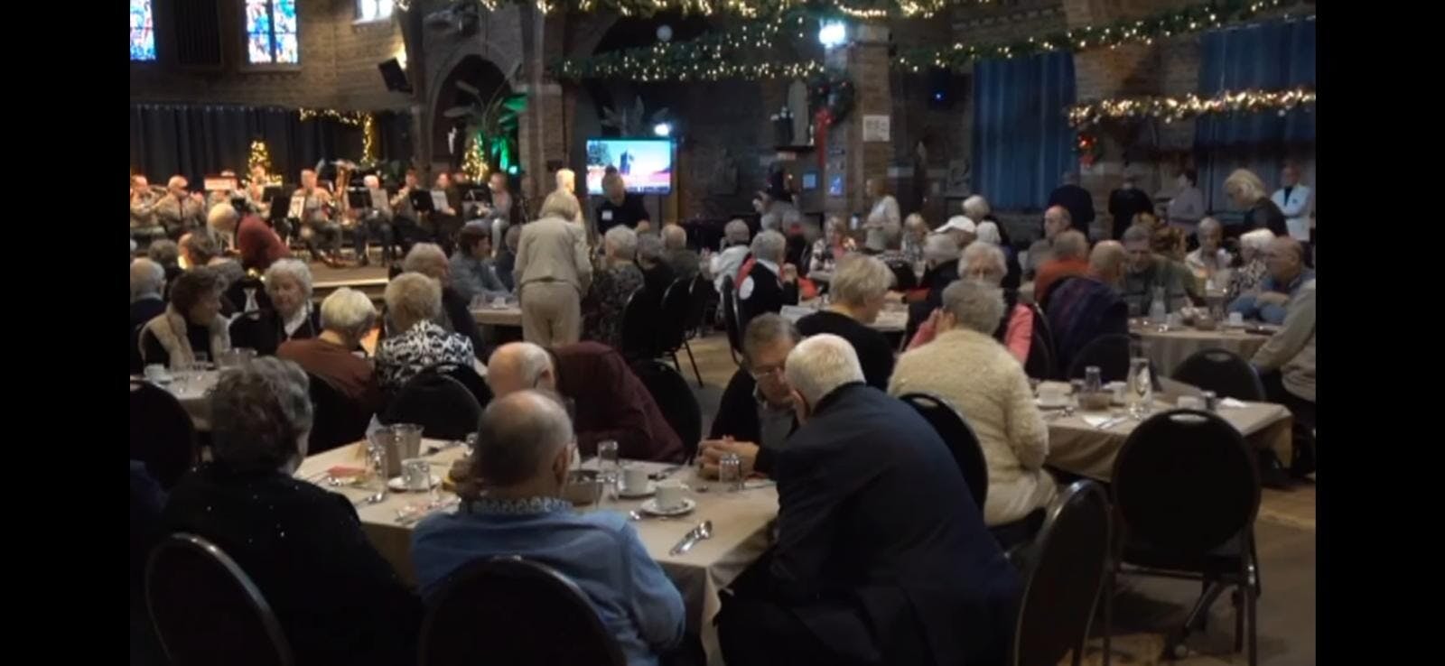 Geslaagd kerstdiner georganiseerd door vrijwilligers van Wijkorganisatie ’t Zand Binnen – Buiten