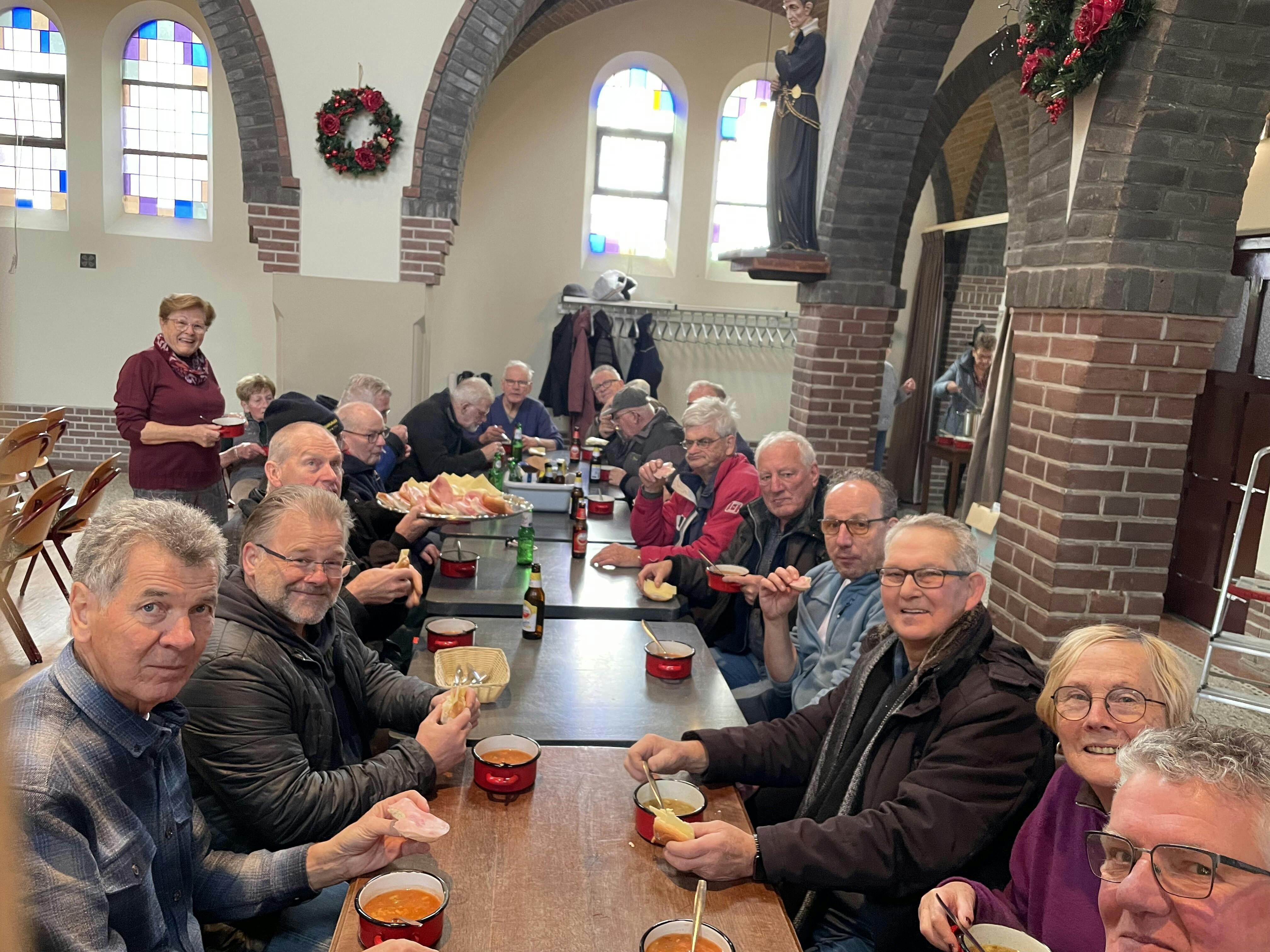 Vrijwilligers maken kerk en tuin mooi