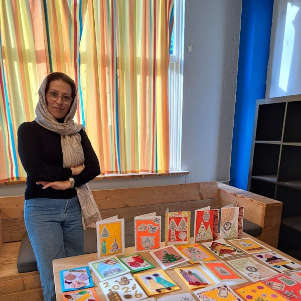 AZC bewoners maken kerstkaarten voor eenzame en kwetsbare bewoners in Oisterwijk