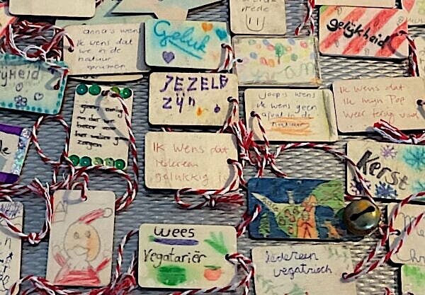 Kinderen vullen Kerstwensboom in Bottendaal