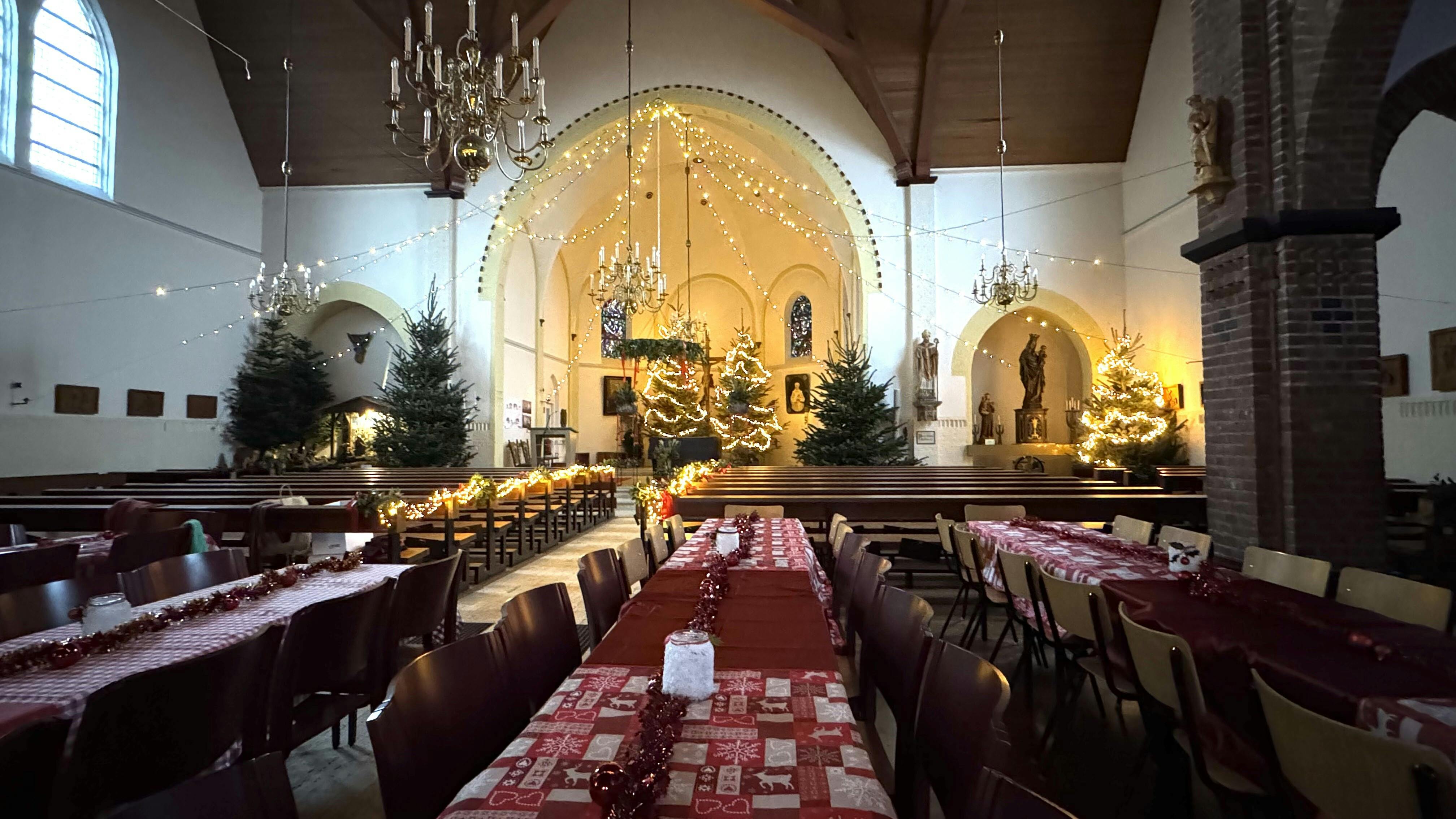 Kerk in kerstsfeer en klaar voor een feestelijk kerstdiner en magische kerstconcerten