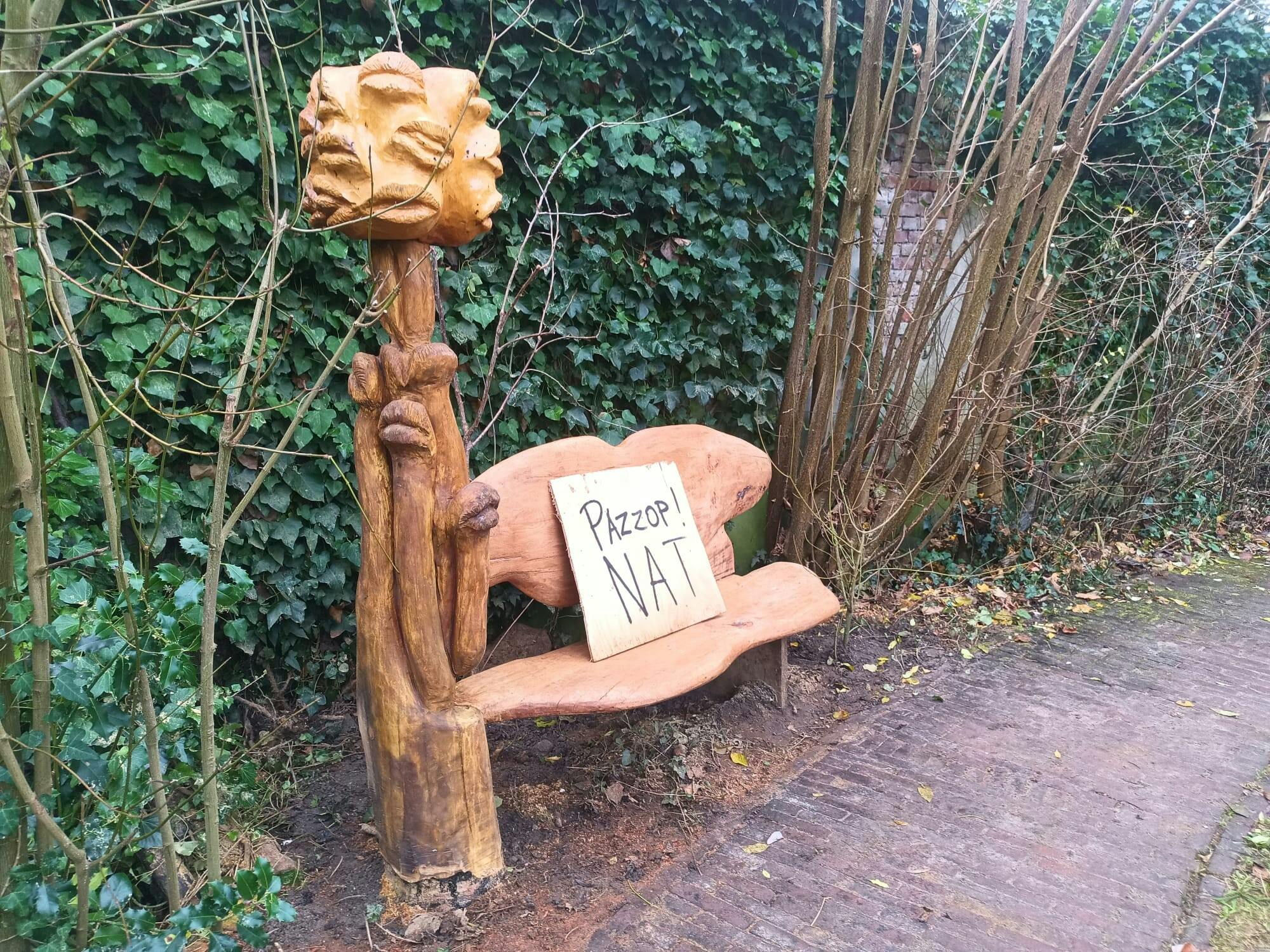 Derde en laatste parkhoutbank staat er!