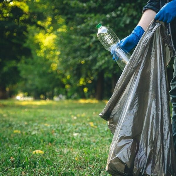 Zwerfafvalpakker Janneke de Bruin in het zonnetje