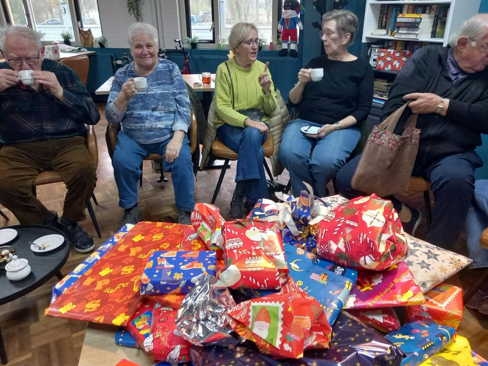 Sinterklaas dobbelspel bij Inloop Ons Plekje