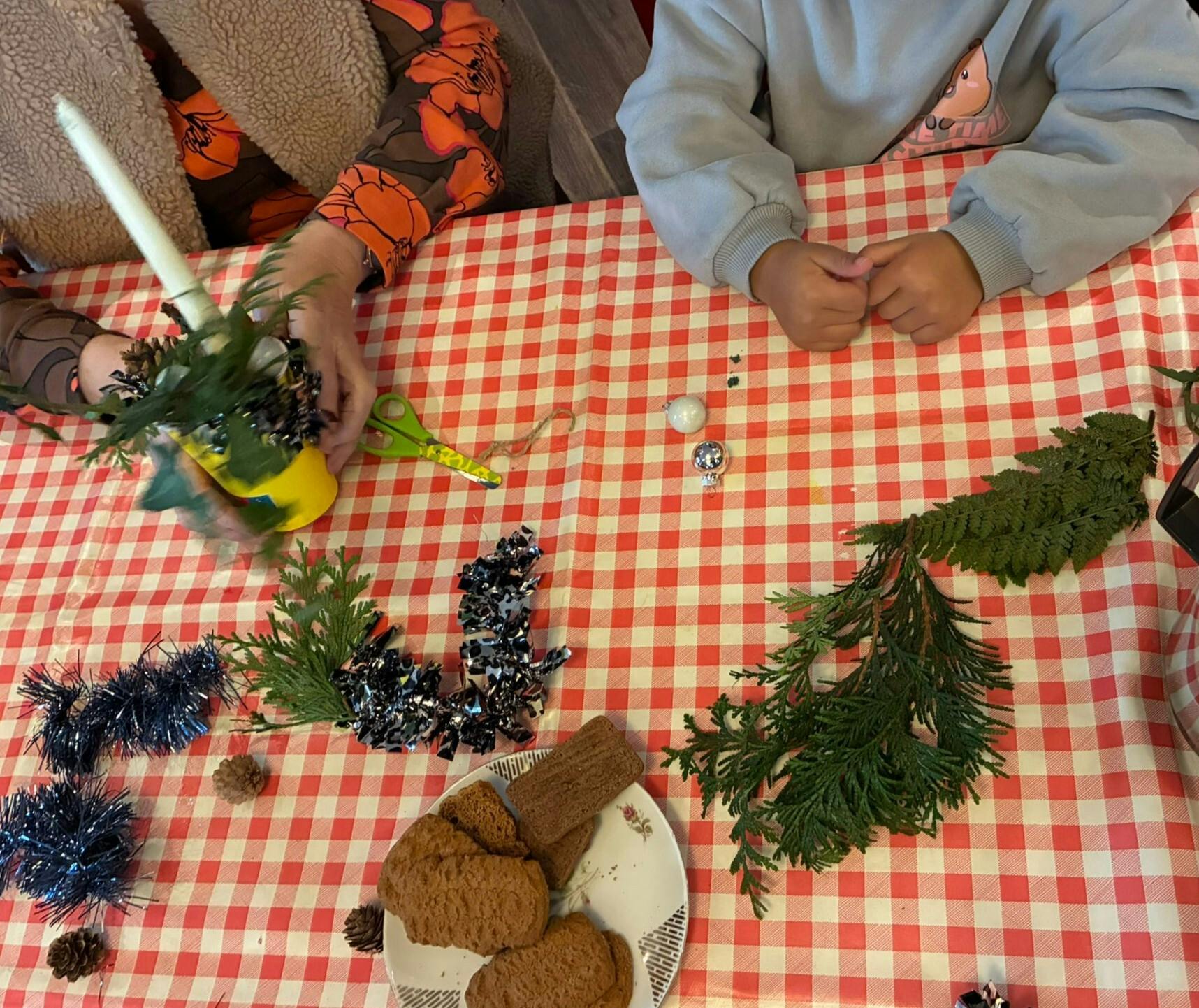 Samen kerststukjes maken