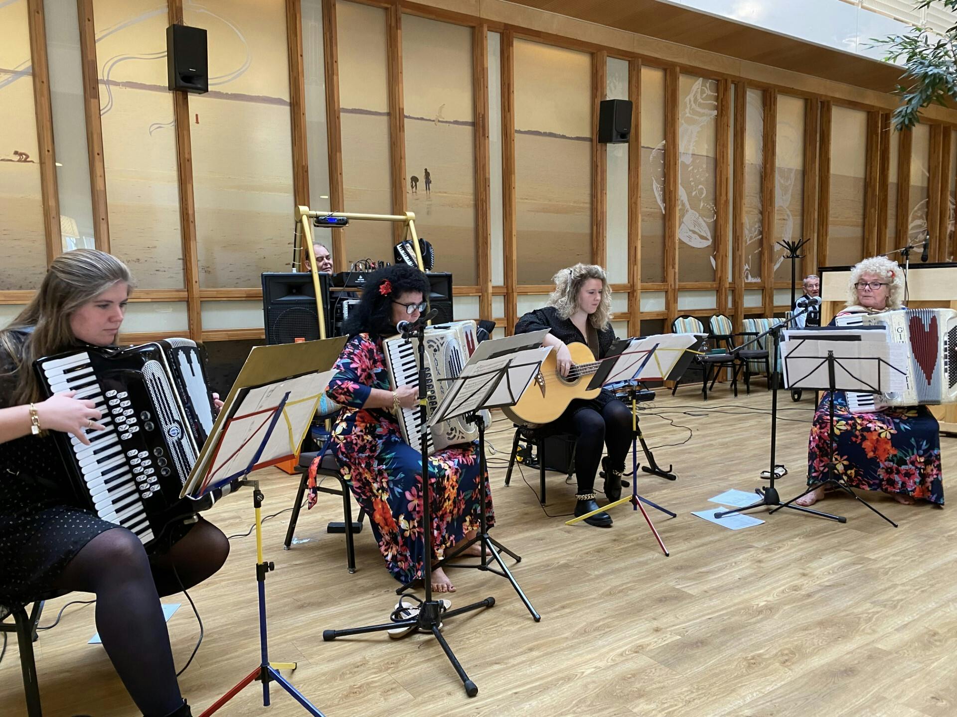 Kerst met “De Zusjes van Wanrooy” in “Stuifakkers”