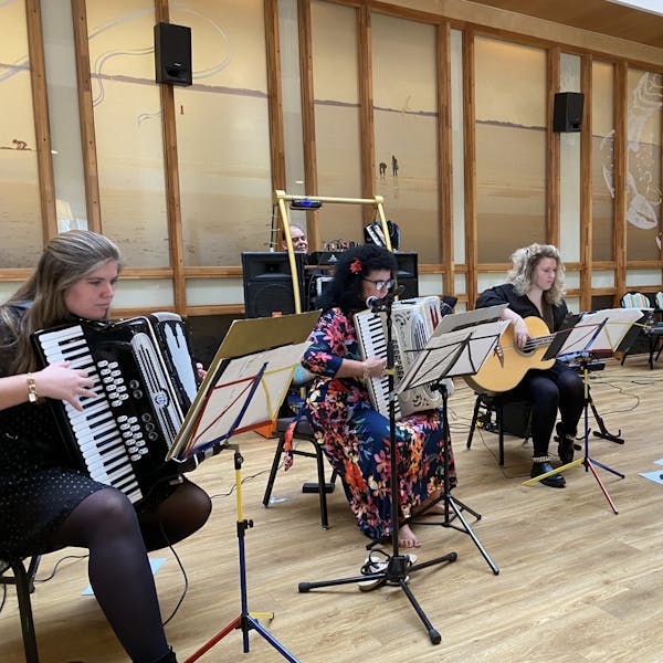 Kerst met âDe Zusjes van Wanrooyâ in âStuifakkersâ