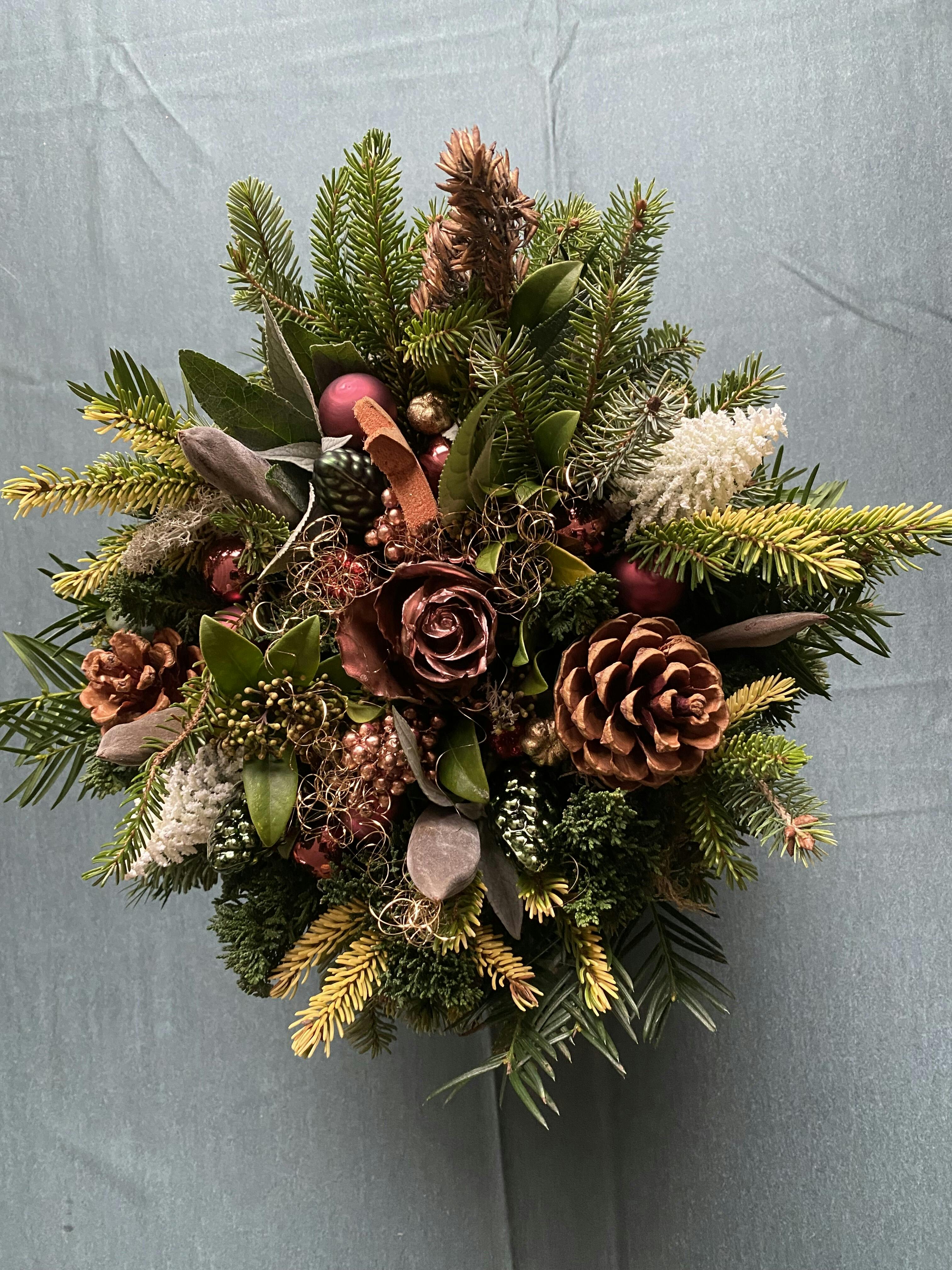 Workshop bloemschikken Senioren Chaam thema Kerst.