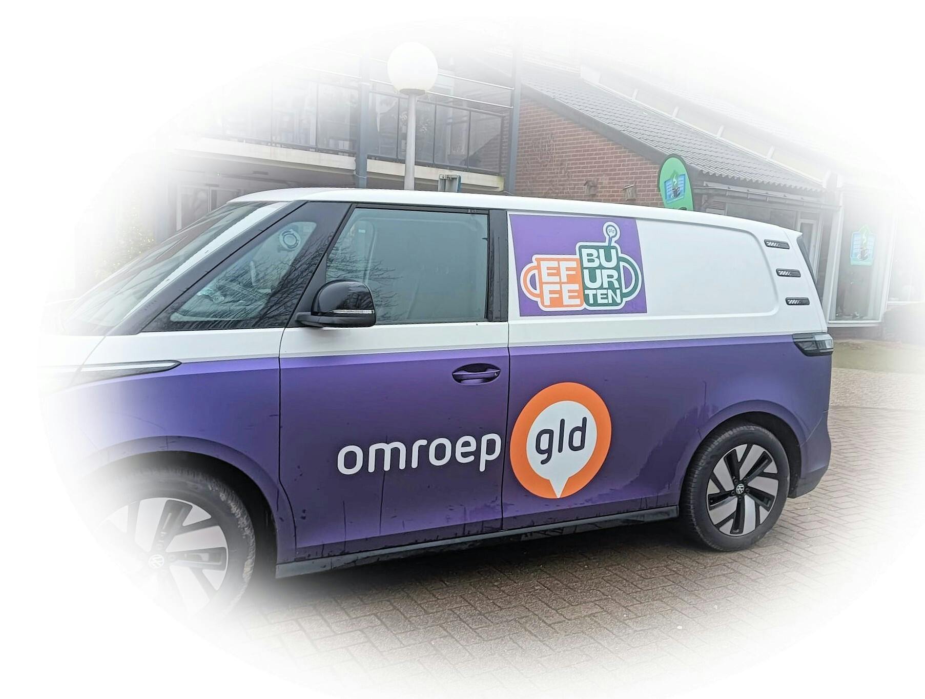 Omroep Gelderland én taart bij Trefpunt Duistervoorde.