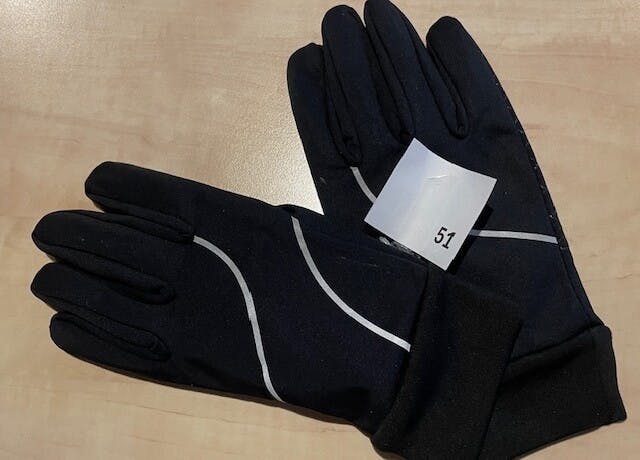 Gevonden zwarte dames handschoenen in Oelbroeck