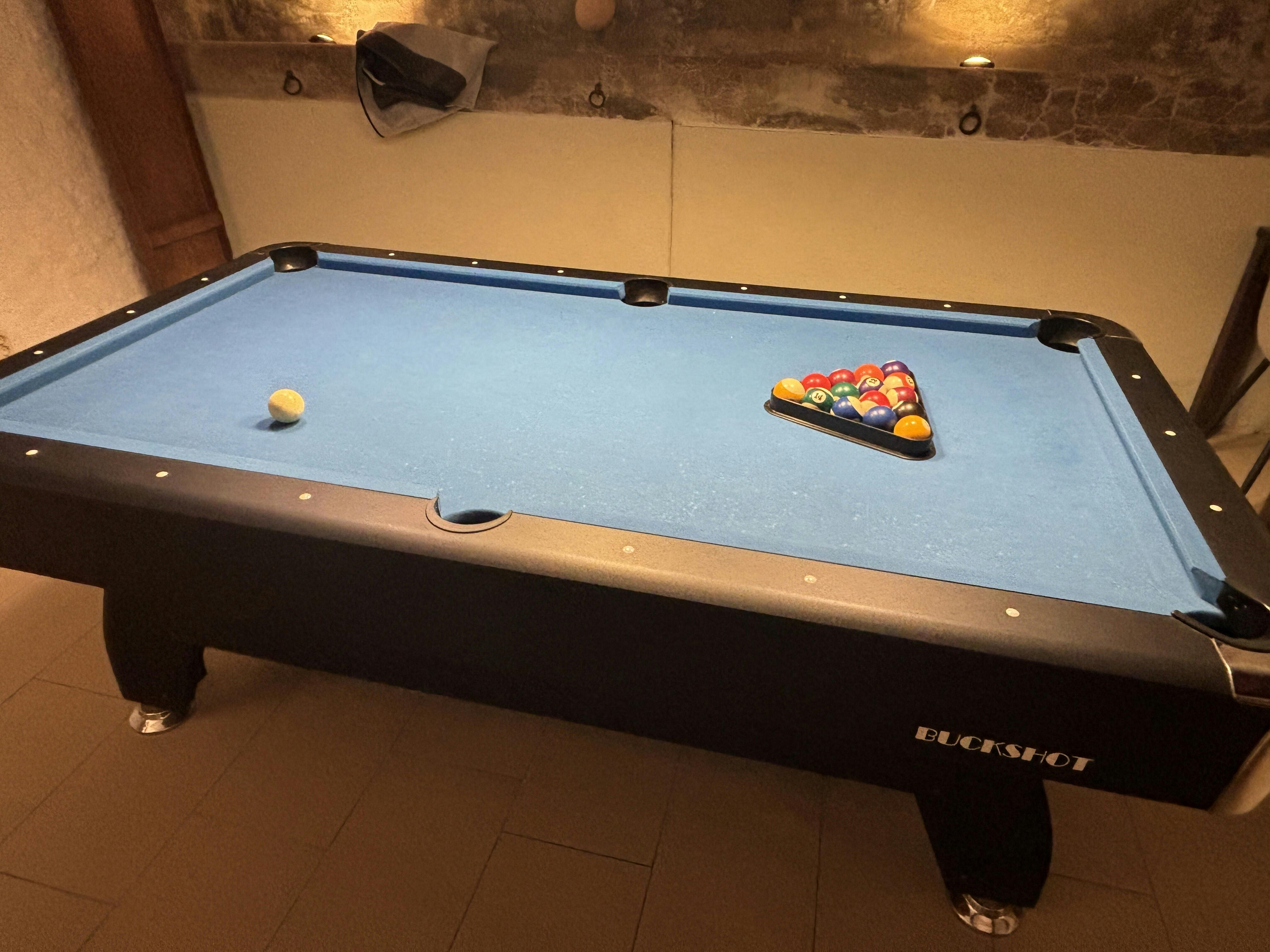 Poolbiljart met lamp en keuen te koop