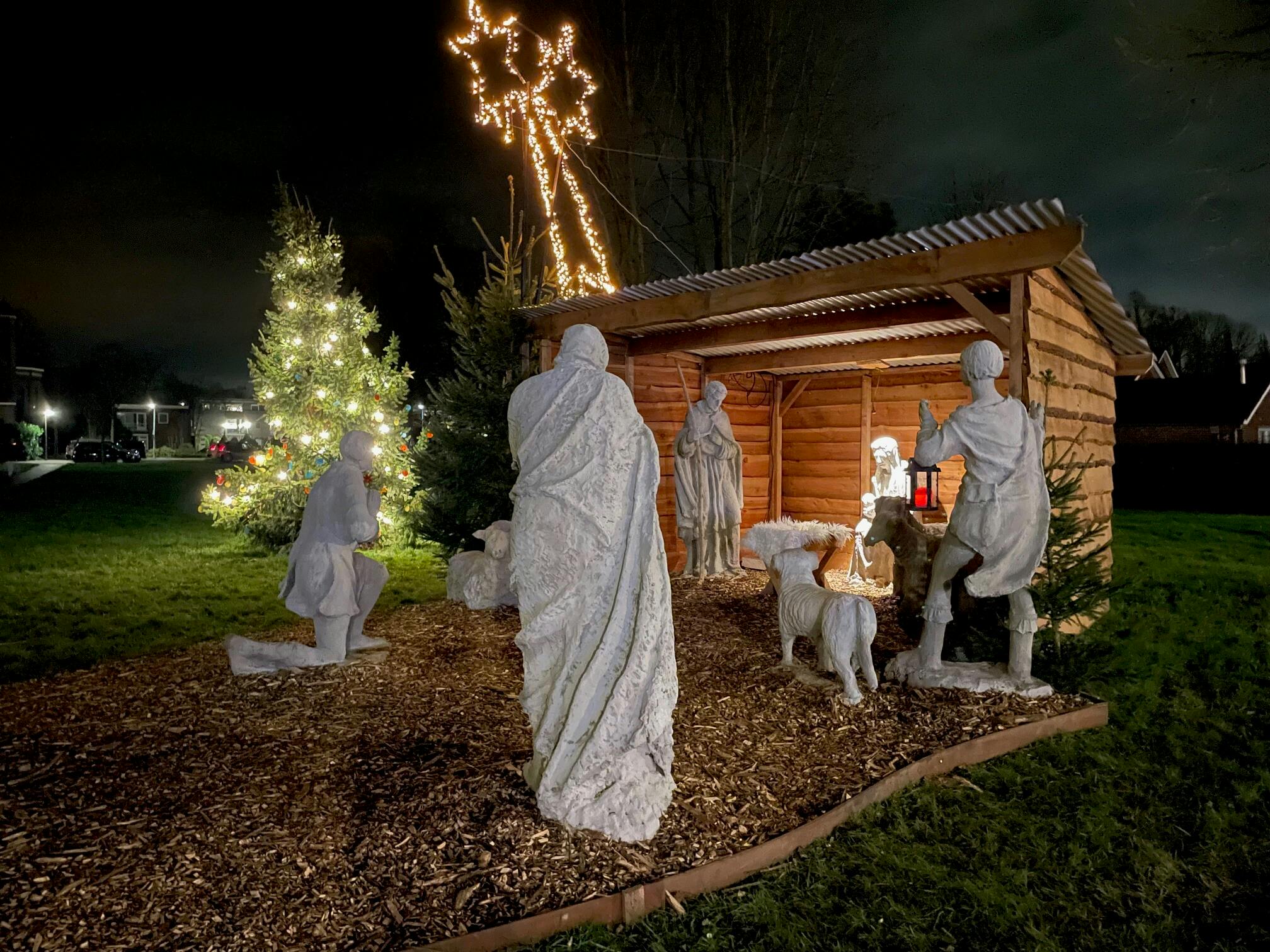 Historische kerstbeeldengroep uit Ewijk viert eerste lustrum