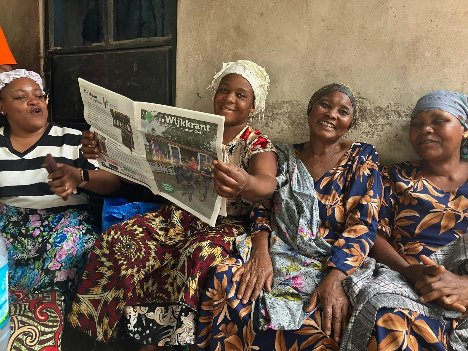 Kijk nou! Ook in Arusha-Oost in Tanzania wordt de Wijkkrant gelezen!
