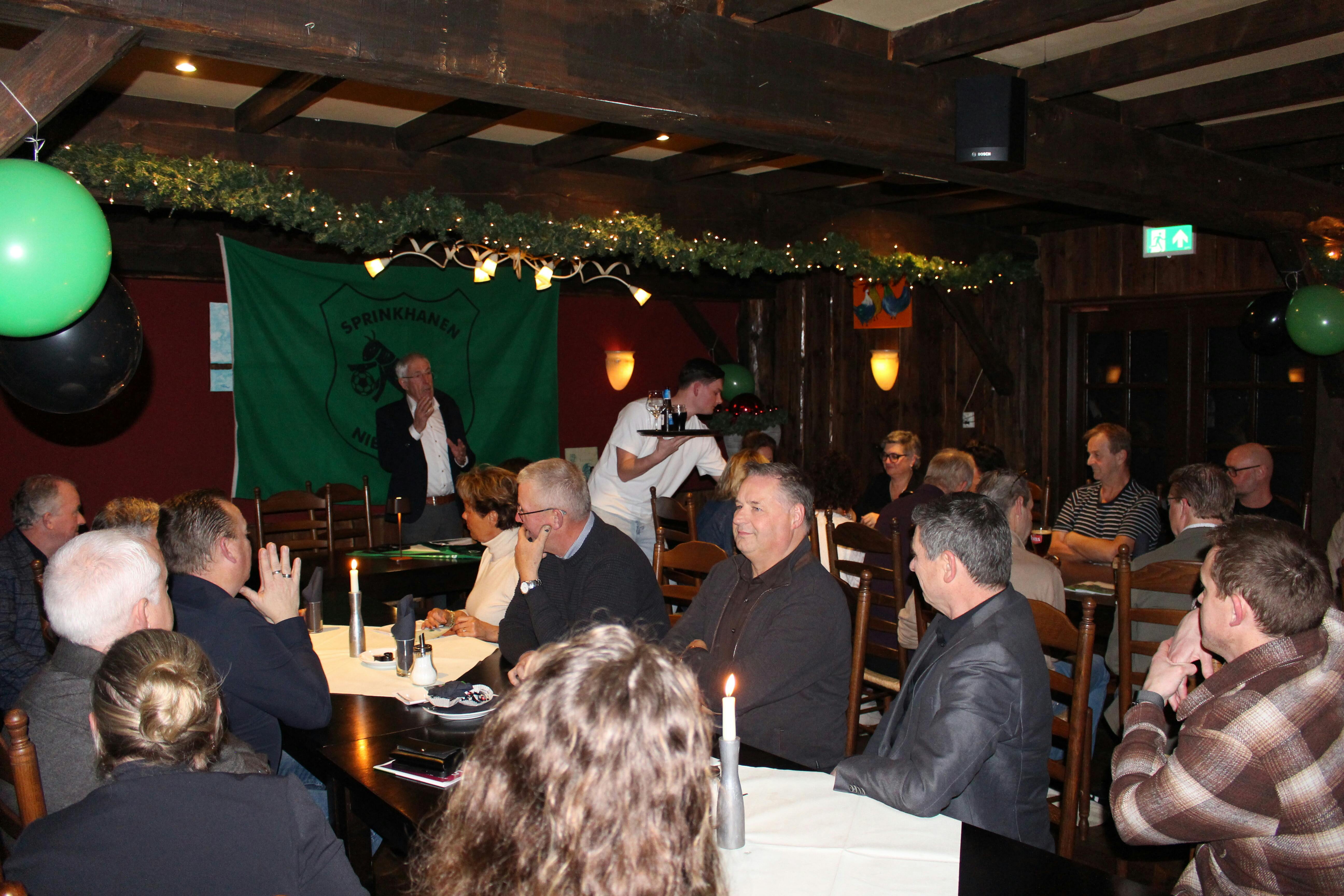 13 Sponsoren tekenen hun sponsorcontract bij Sprinkhanen.