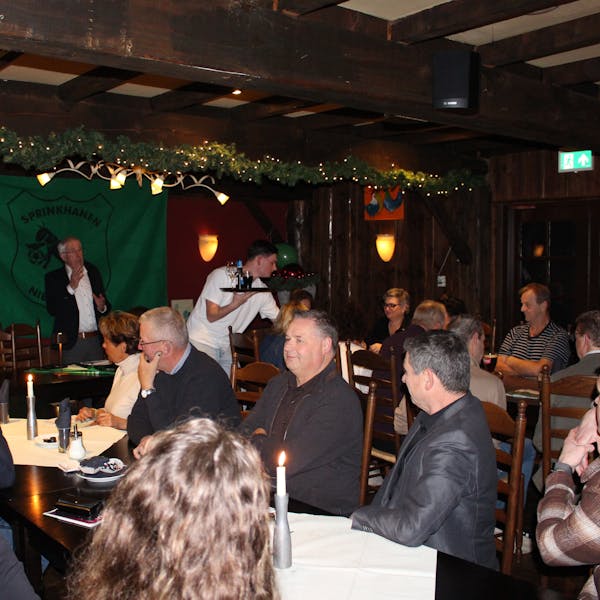 13 Sponsoren tekenen hun sponsorcontract bij Sprinkhanen.