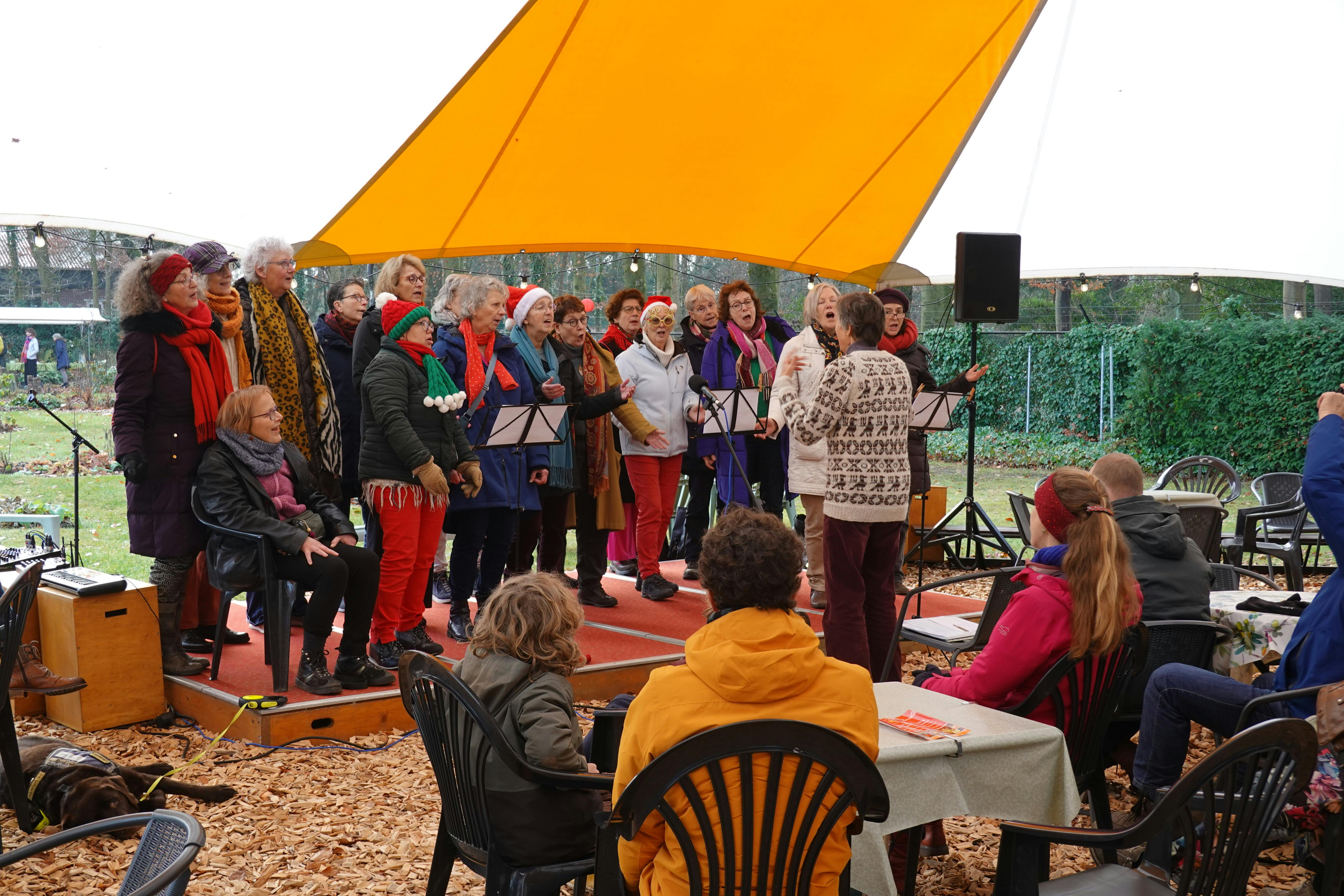 Drukbezochte kerstmarkt in de Hortus 