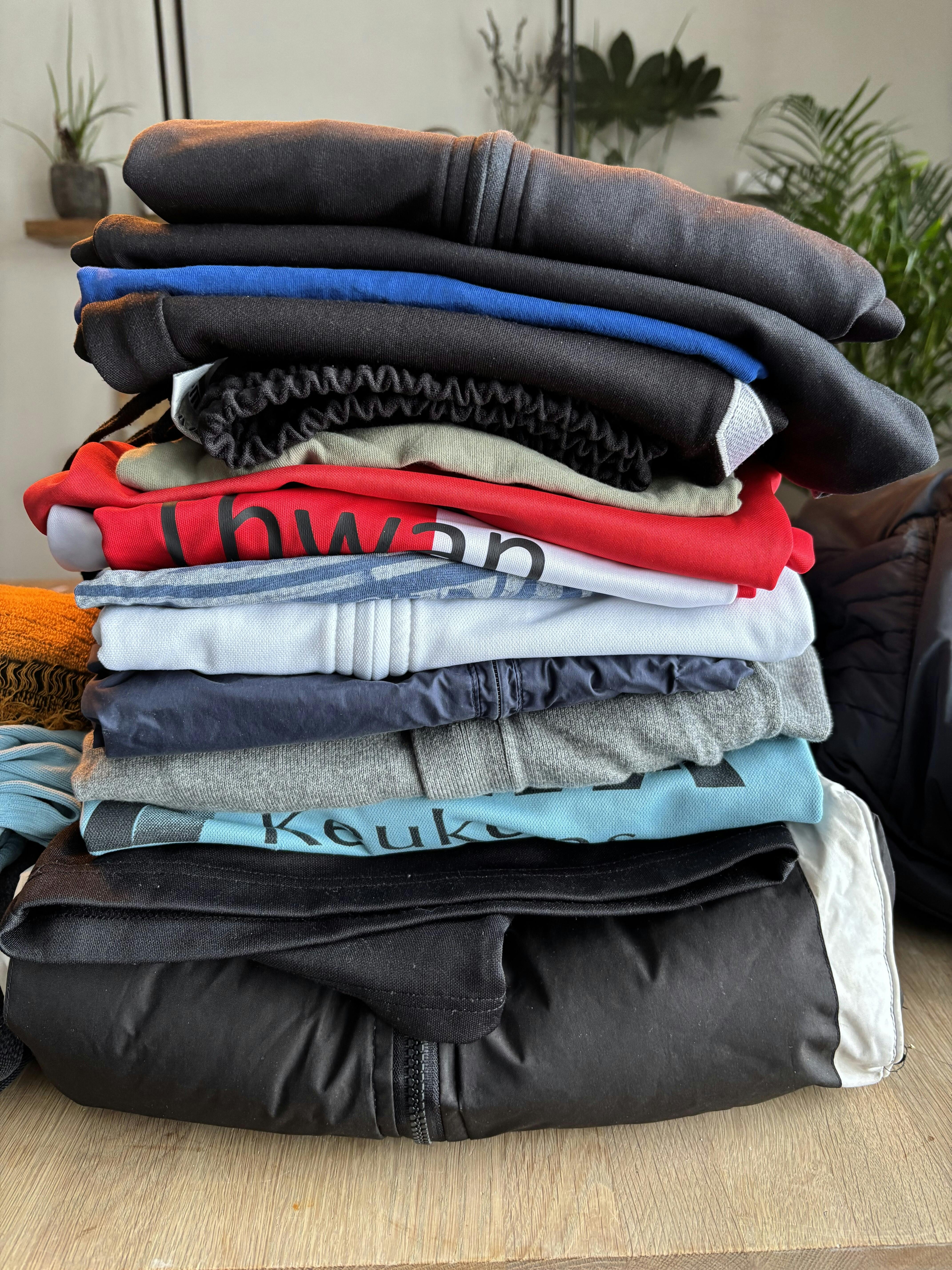 Gratis af te halen: Sportshirts (XL), sport/voetbalsokken (45) en een trainersjack (XL) 