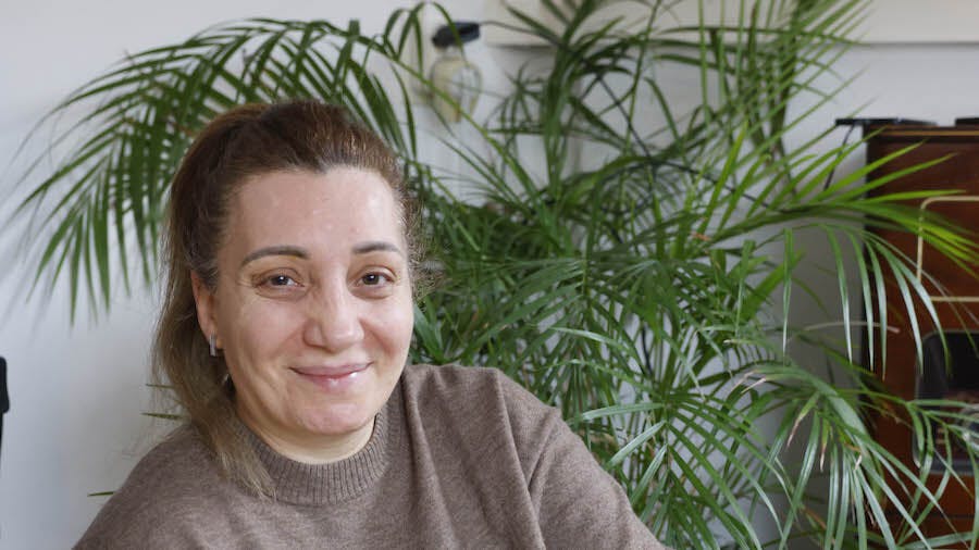 Tehmina (Anoushka) op zoek naar een plek om haar delicatessen en hapjes te verkopen