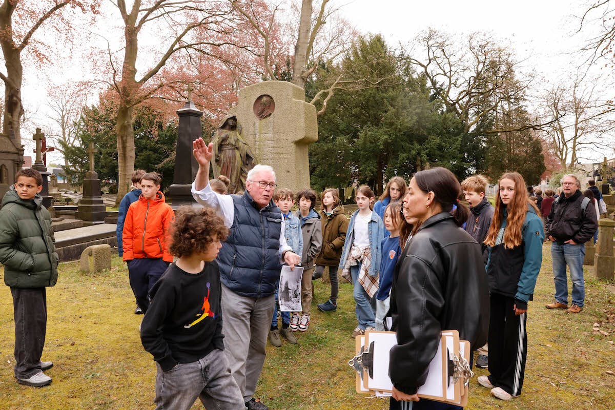 Leerlingen basisschool de Muze bezoeken begraafplaats Daalseweg