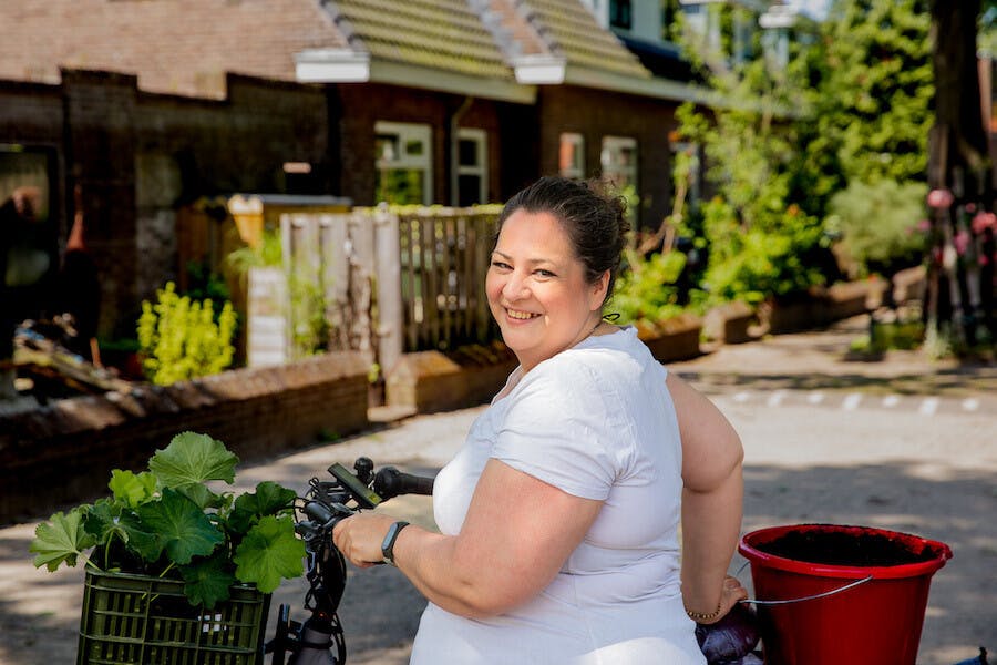 100 m² tegels vervangen door groen in de Spoorbuurt