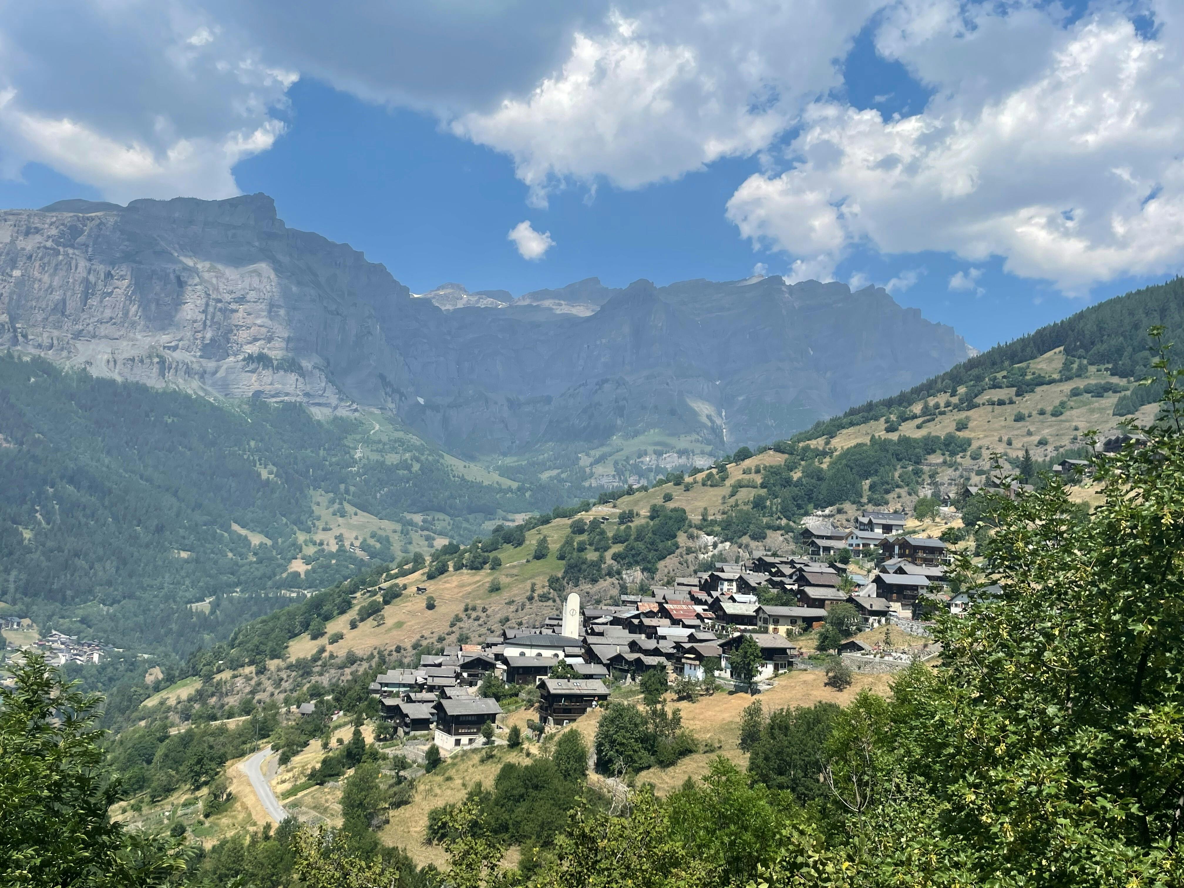 De wandelaar op pad: door de bergen in Zwitserland