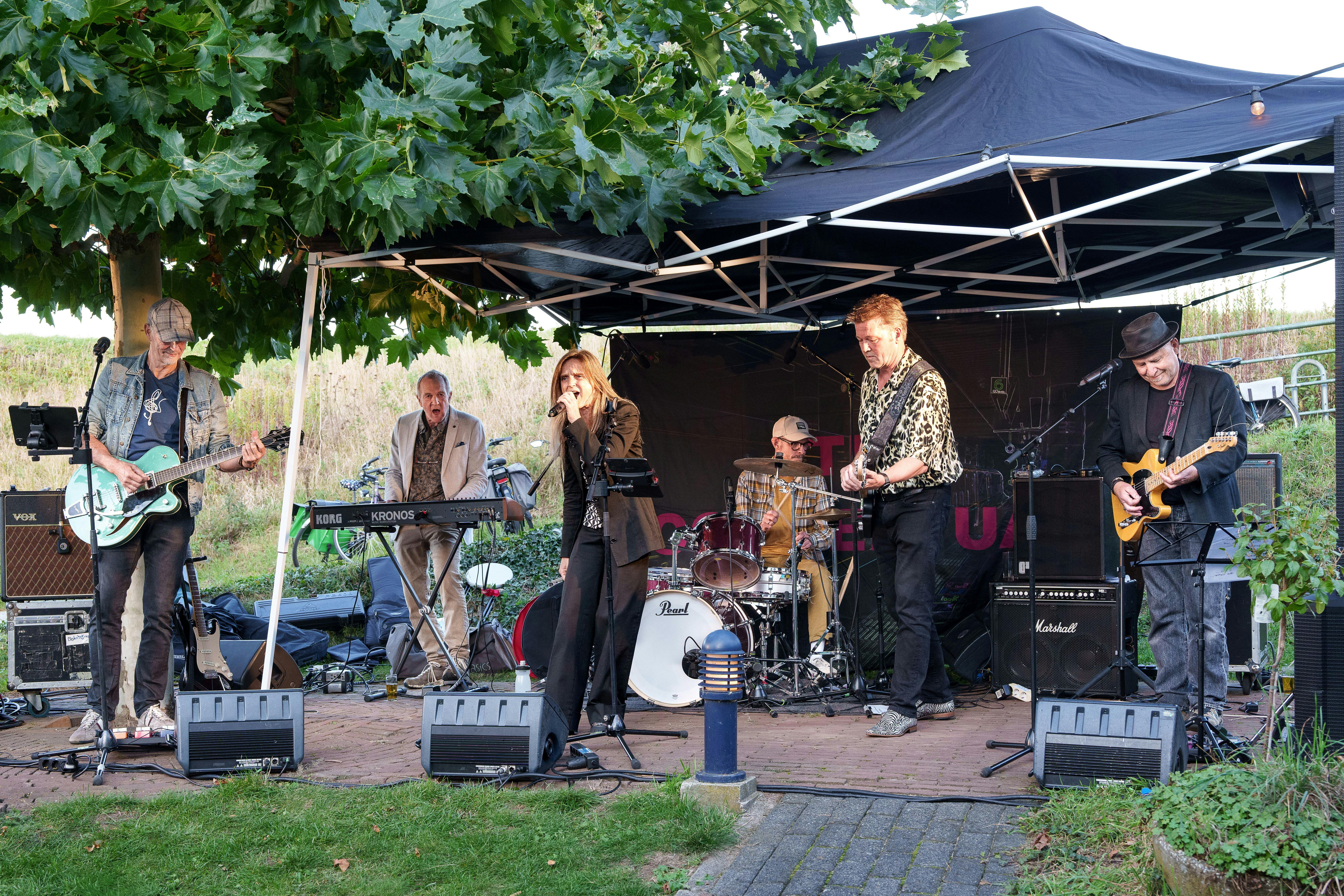 Try-out van nieuwe nummers van The Conceptuals bij café de Zon
