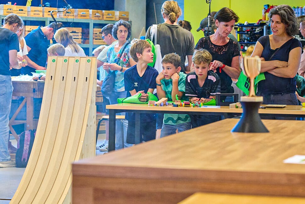 Wie bouwt de snelste? Pinewoord Derby tijdens Techniekdag Nijmegen